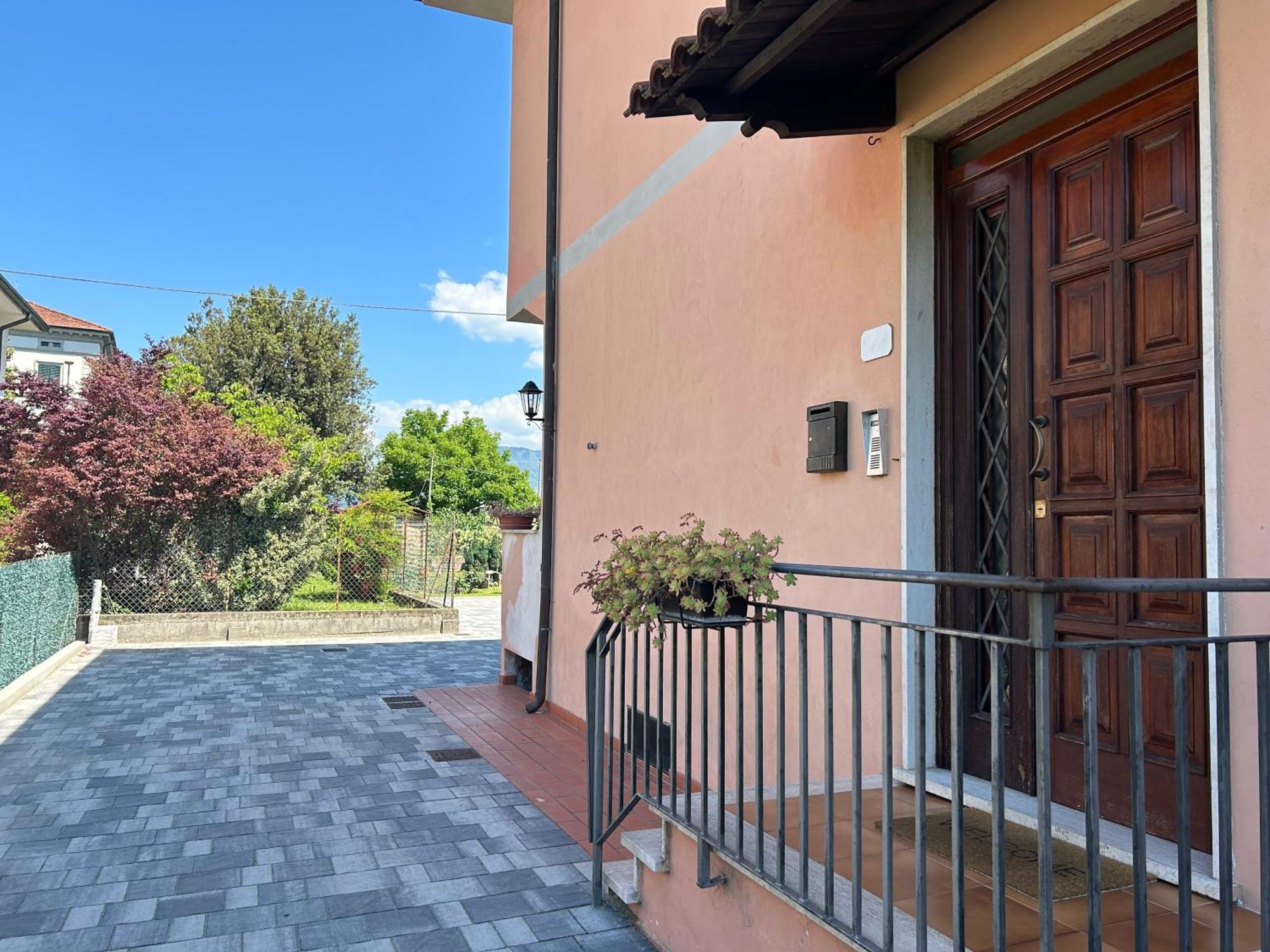 Albi'S House,Terrazza ,Wi-Fi, Parcheggio, Ac Apartment Лука Екстериор снимка